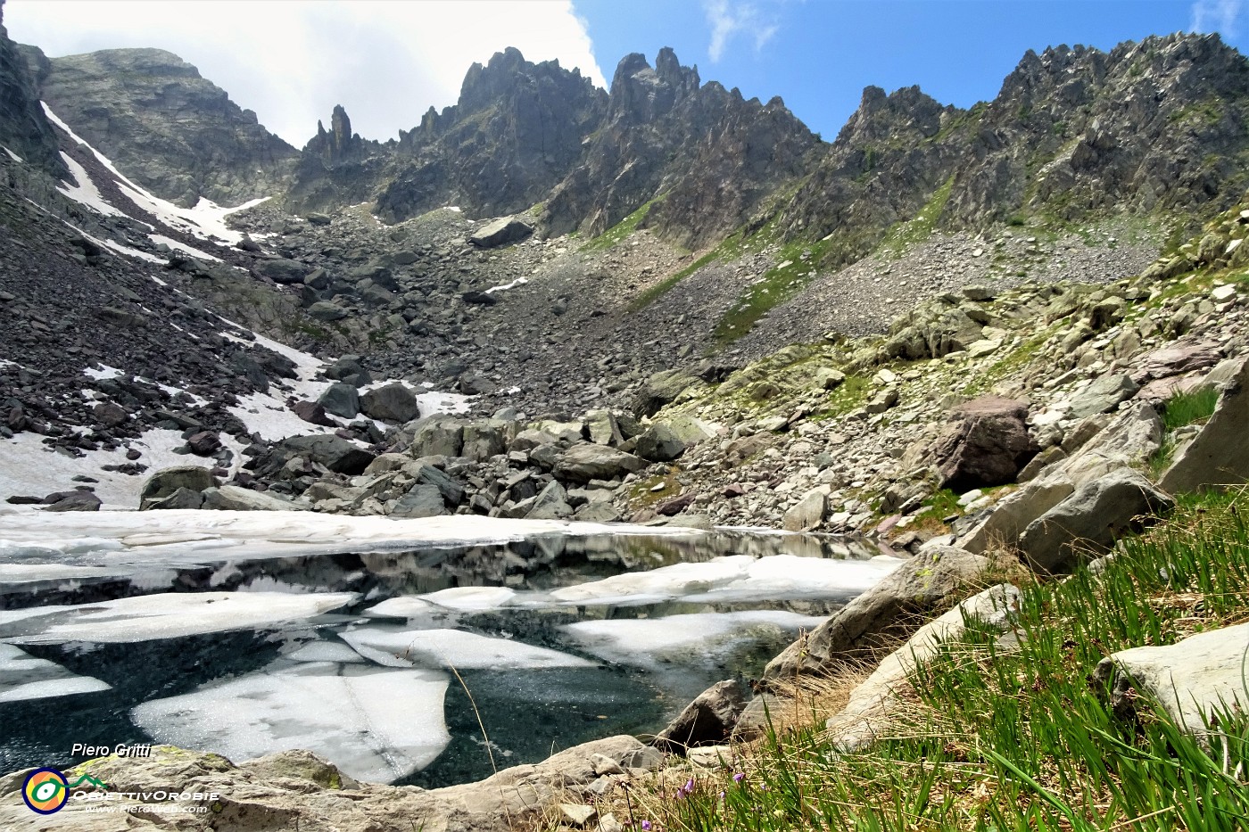 62 Lago del Vallone in disgelo con vista sui Corni di Sardegnana.JPG